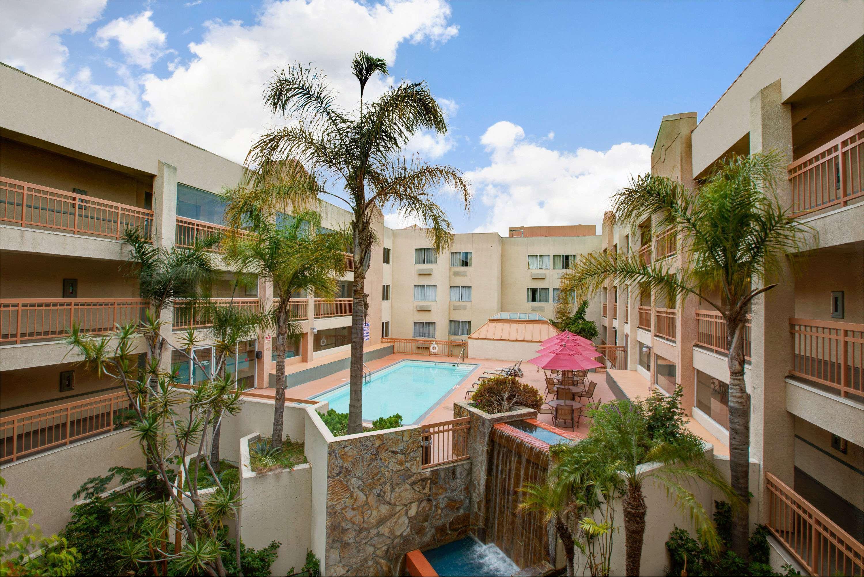 Ramada By Wyndham Hawthorne/Lax Hotel Exterior foto